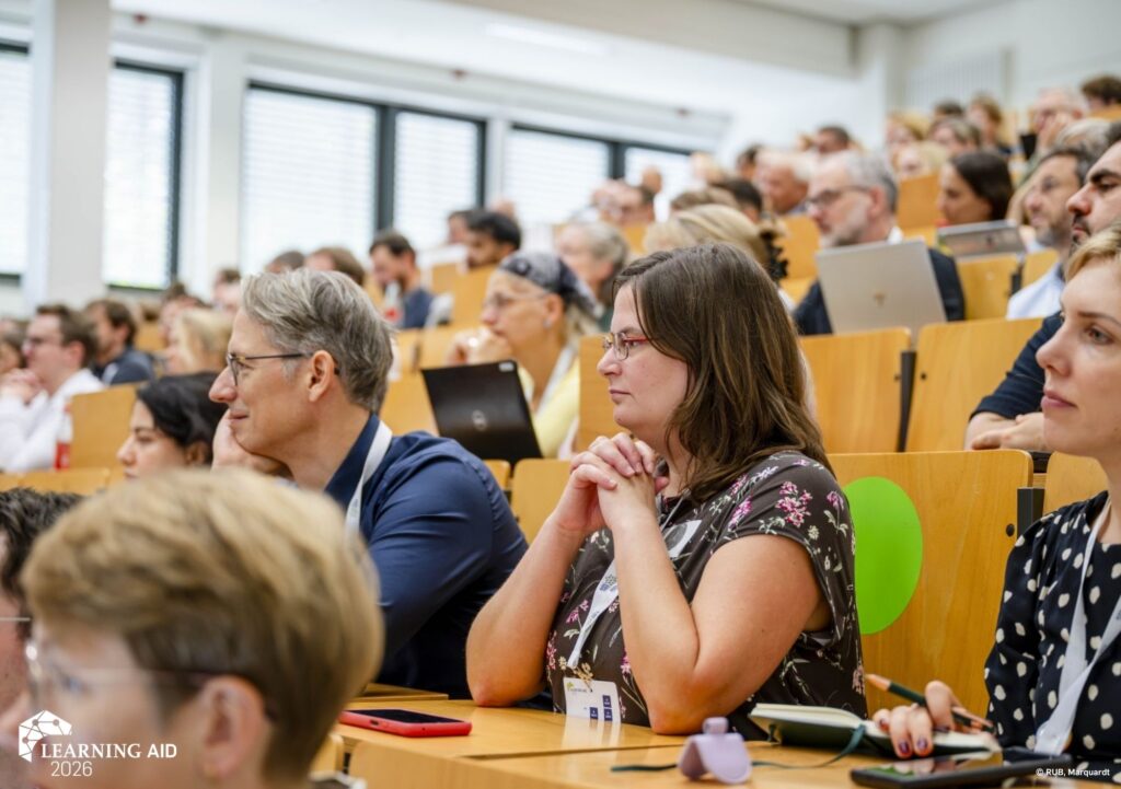 Learning AID Teilnehmer:innen sitzen im Hörsaal