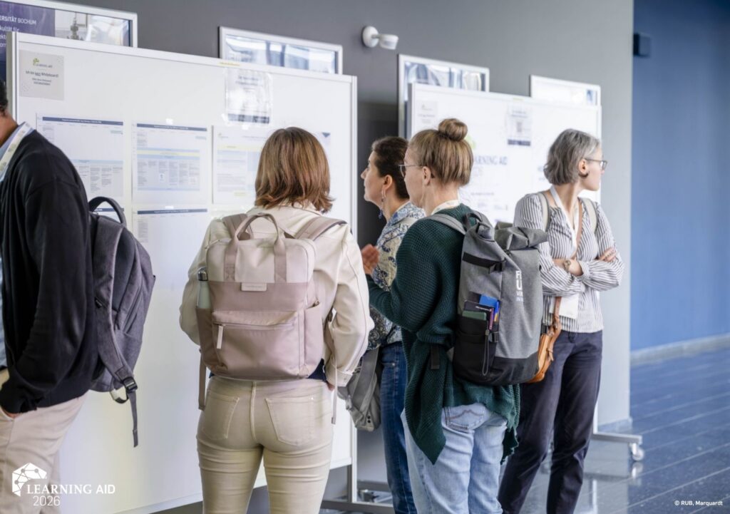Learning AID Teilnehmer:innen schauen sich das Programm an