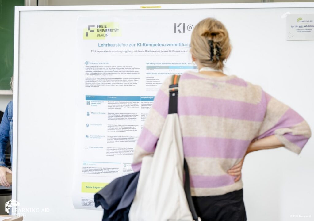 Learning AID Teilnehmer:in schaut sich ein Poster an