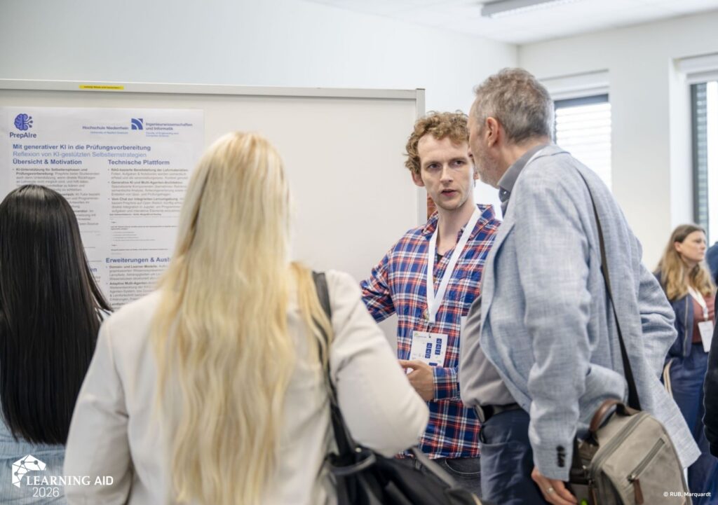 Learning AID Teilnehmer:innen schauen sich ein Poster von "PrepAIre" an