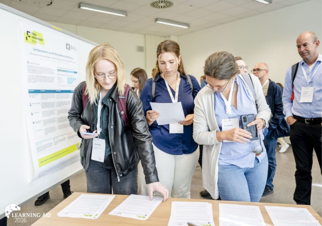 Learning AID Teilnehmer:innen schauen sich Zettel an
