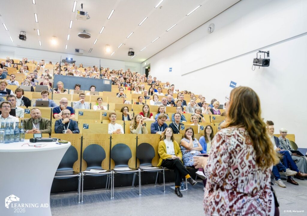 Jessica Dudde spricht auf der Learning AID im Hörsaal