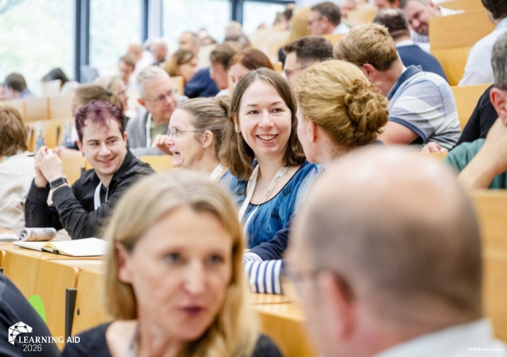 Learning AID Teilnehmer:innen im Hörsaal unterhalten sich