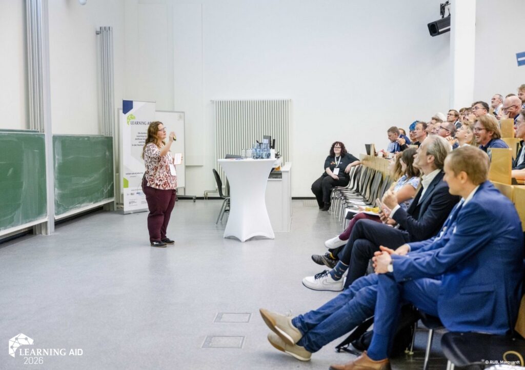 Jessica Dudde spricht zu den Teilnehmer:innen der Learning AID